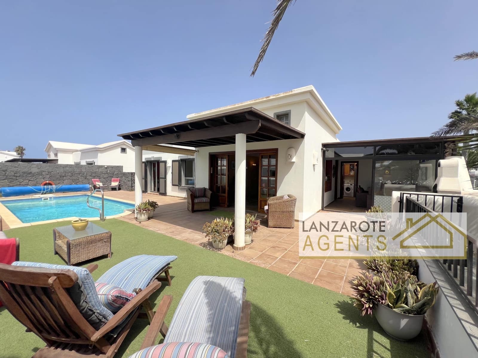 2 bedroom Villa for sale in Playa Blanca with pool - € 475,000 (Ref: 9511184)