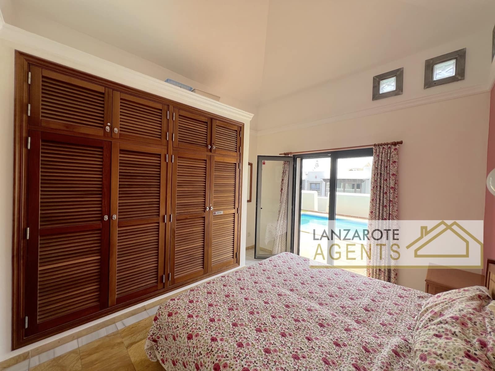 2 bedroom Villa for sale in Playa Blanca with pool - € 475,000 (Ref: 9511184)