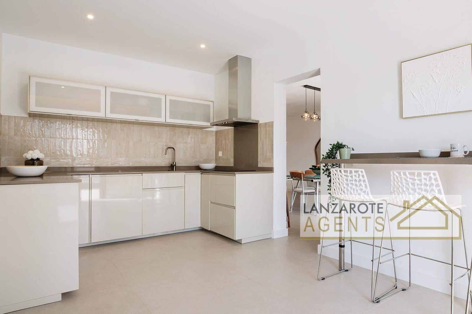 4 bedroom Villa for sale in Playa Blanca with pool - € 250,000 (Ref: 9600009)