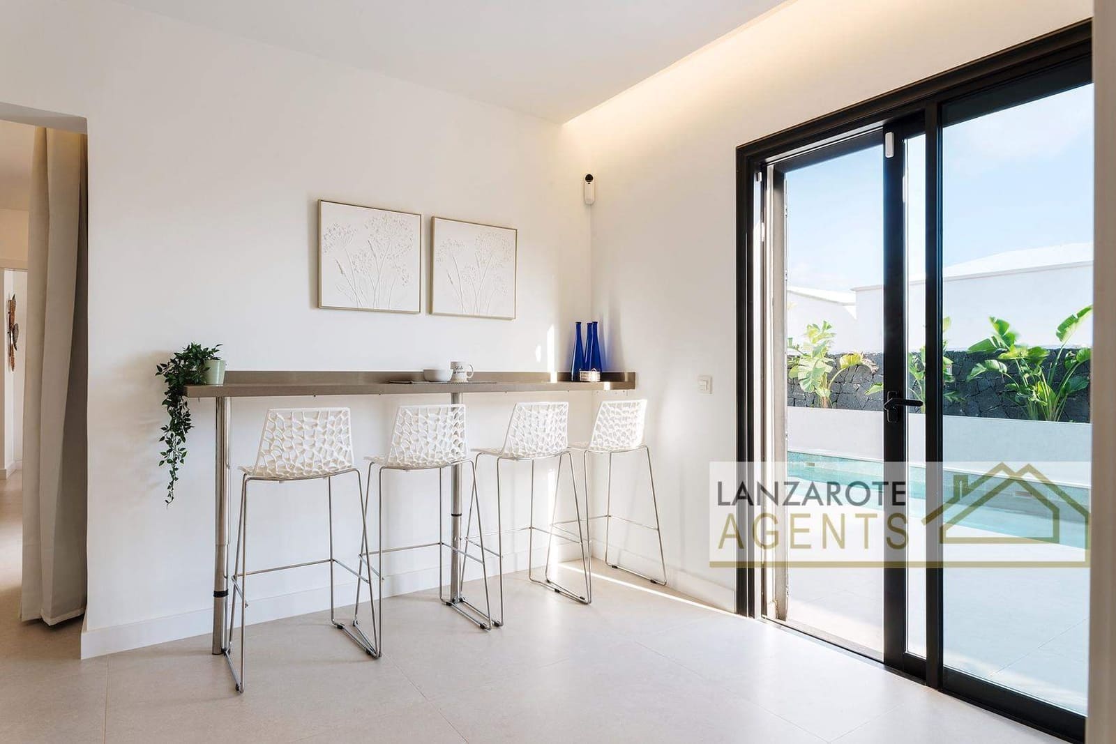 4 bedroom Villa for sale in Playa Blanca with pool - € 250,000 (Ref: 9600009)