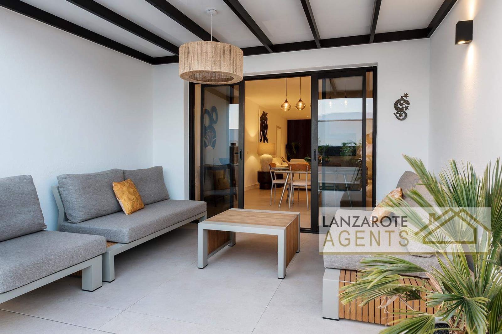 4 bedroom Villa for sale in Playa Blanca with pool - € 250,000 (Ref: 9600009)