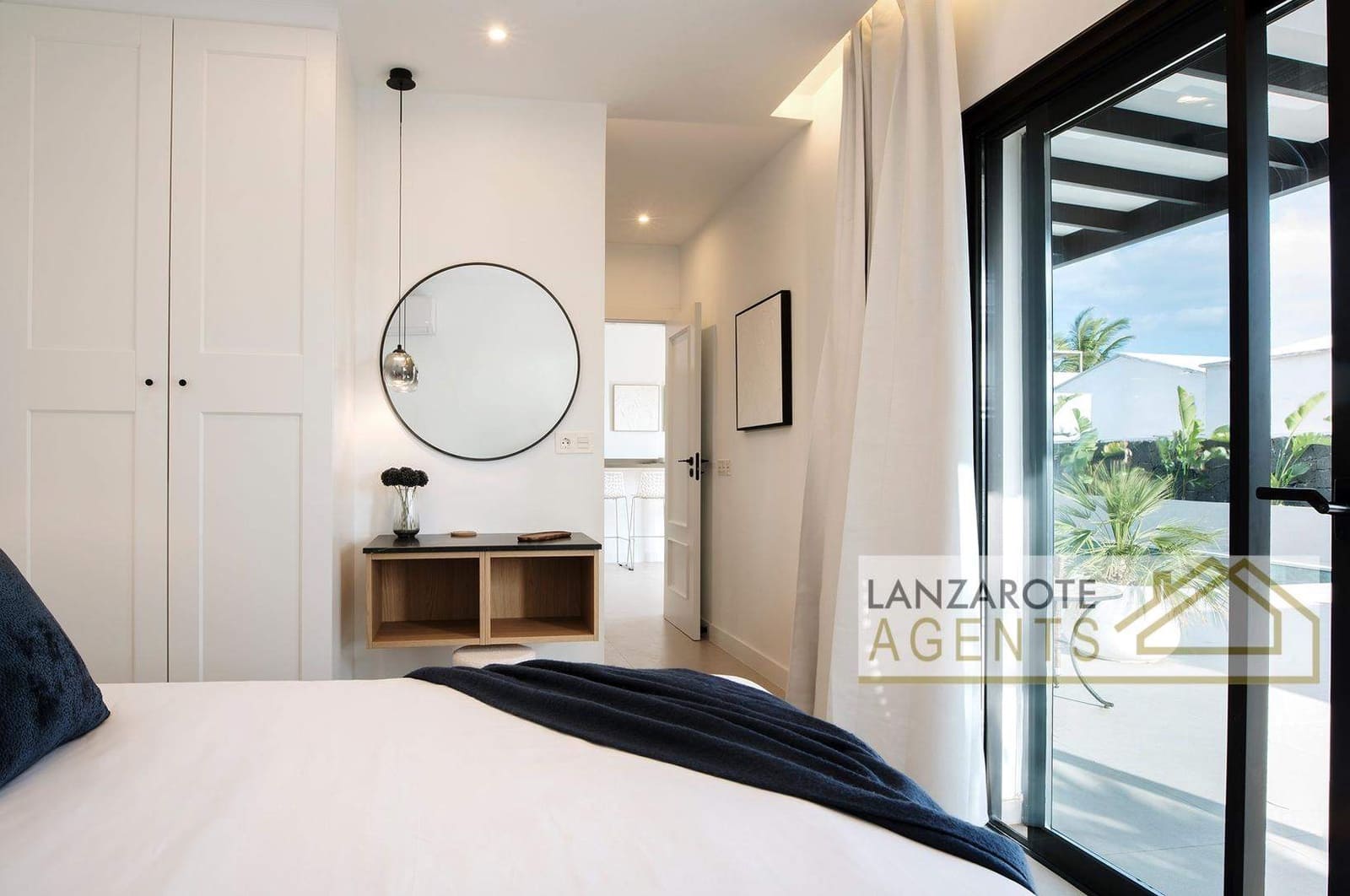 4 bedroom Villa for sale in Playa Blanca with pool - € 250,000 (Ref: 9600009)