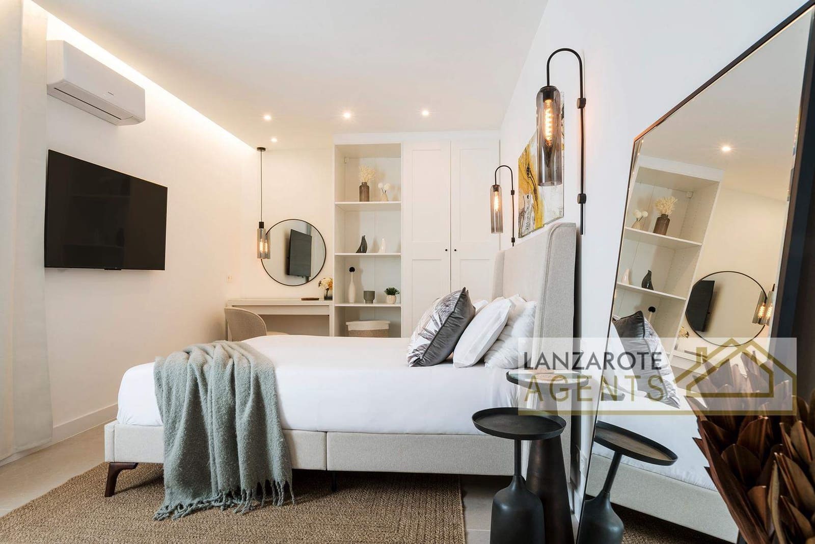 4 bedroom Villa for sale in Playa Blanca with pool - € 250,000 (Ref: 9600009)
