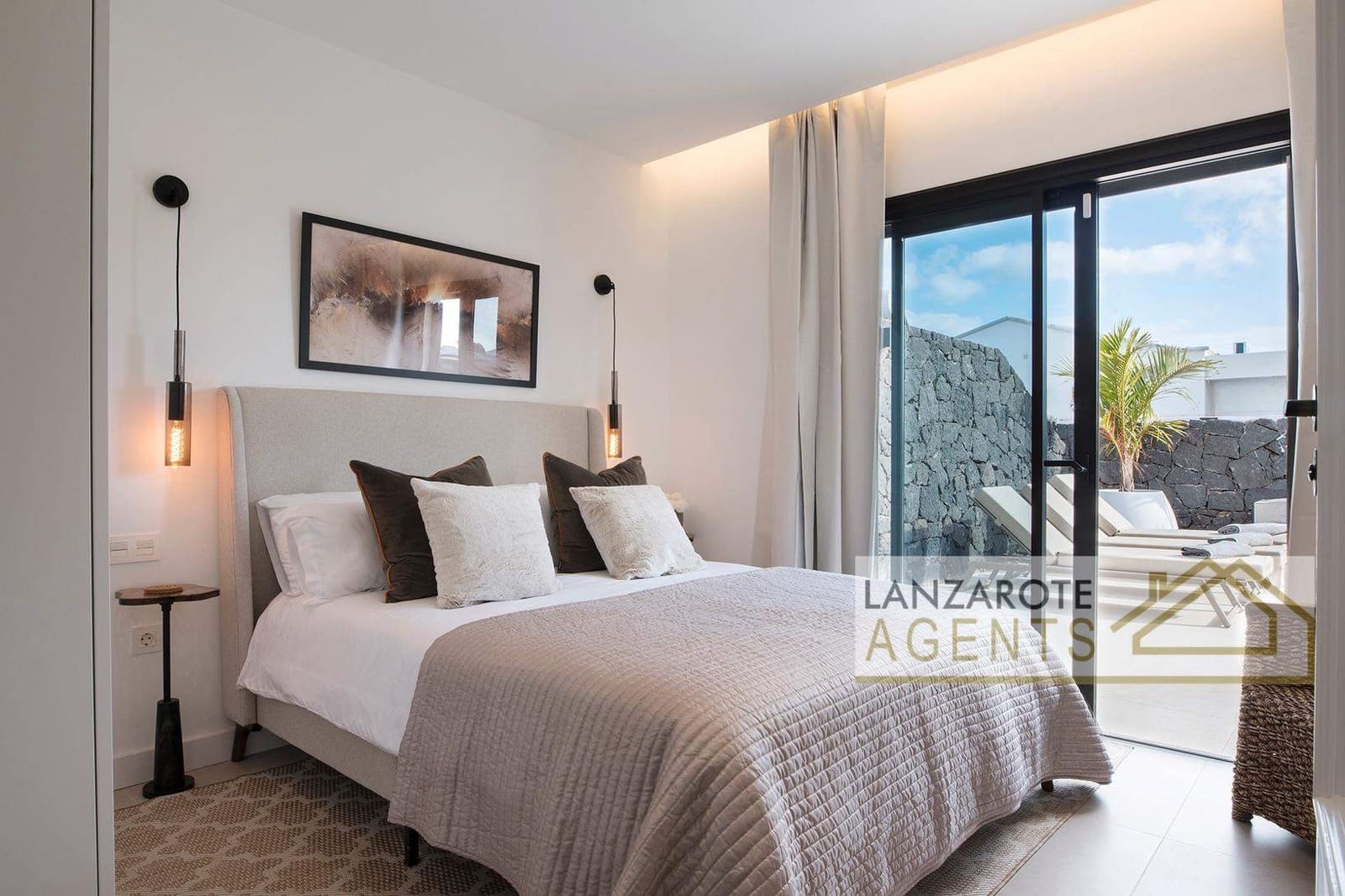 4 bedroom Villa for sale in Playa Blanca with pool - € 250,000 (Ref: 9600009)