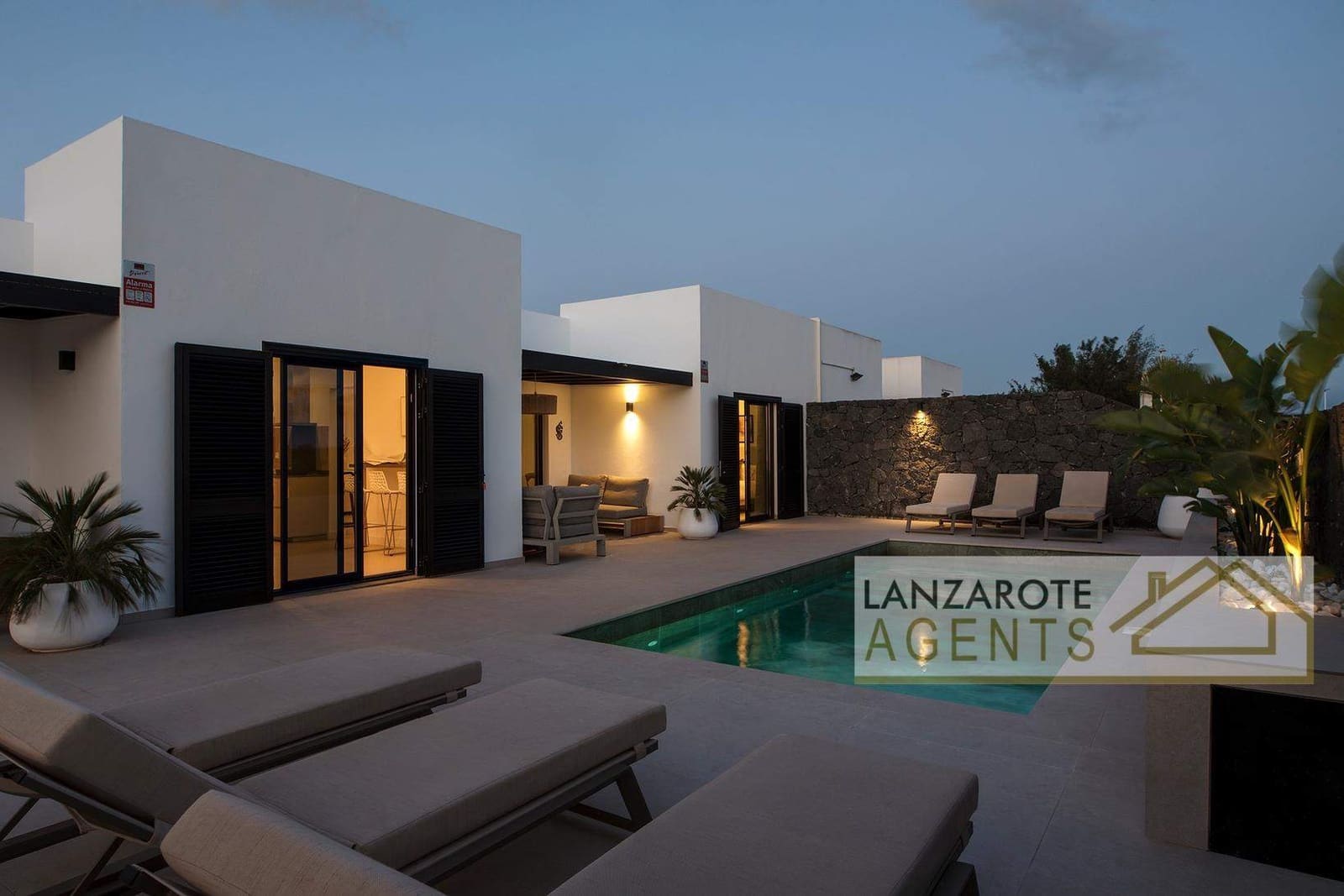 4 bedroom Villa for sale in Playa Blanca with pool - € 250,000 (Ref: 9600009)