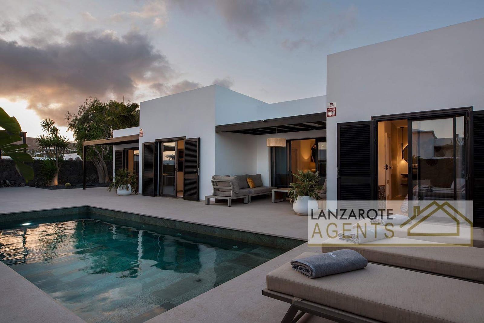 4 bedroom Villa for sale in Playa Blanca with pool - € 250,000 (Ref: 9600009)