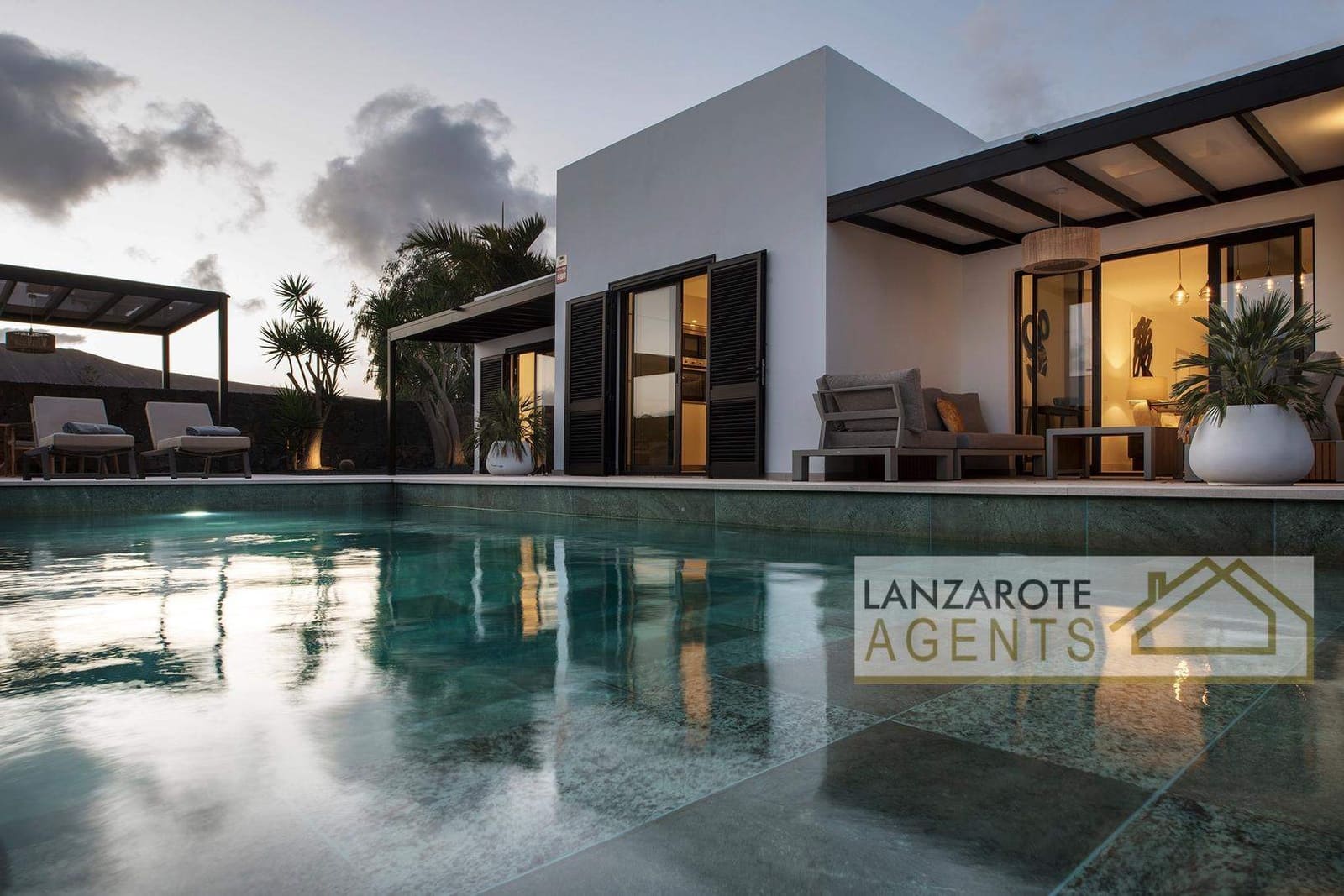 4 bedroom Villa for sale in Playa Blanca with pool - € 250,000 (Ref: 9600009)