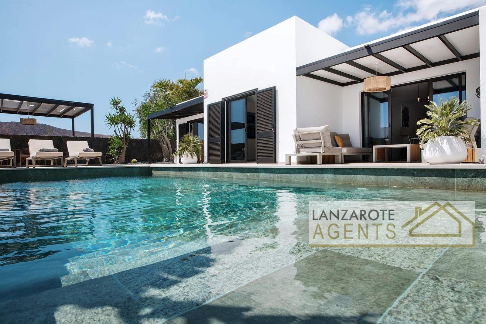 4 bedroom Villa for sale in Playa Blanca with pool - € 250,000 (Ref: 9600009)