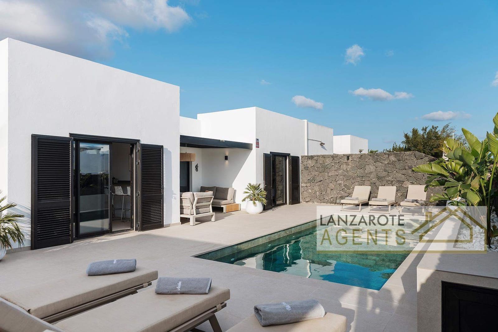 4 bedroom Villa for sale in Playa Blanca with pool - € 250,000 (Ref: 9600009)