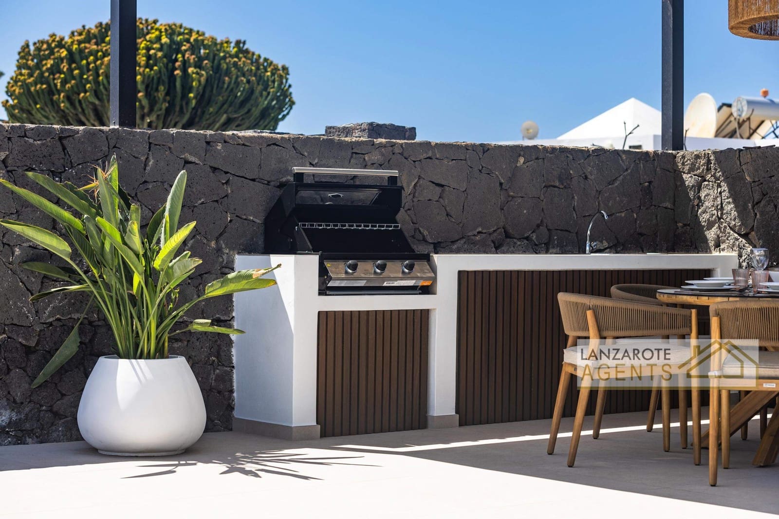 4 bedroom Villa for sale in Playa Blanca with pool - € 250,000 (Ref: 9600009)