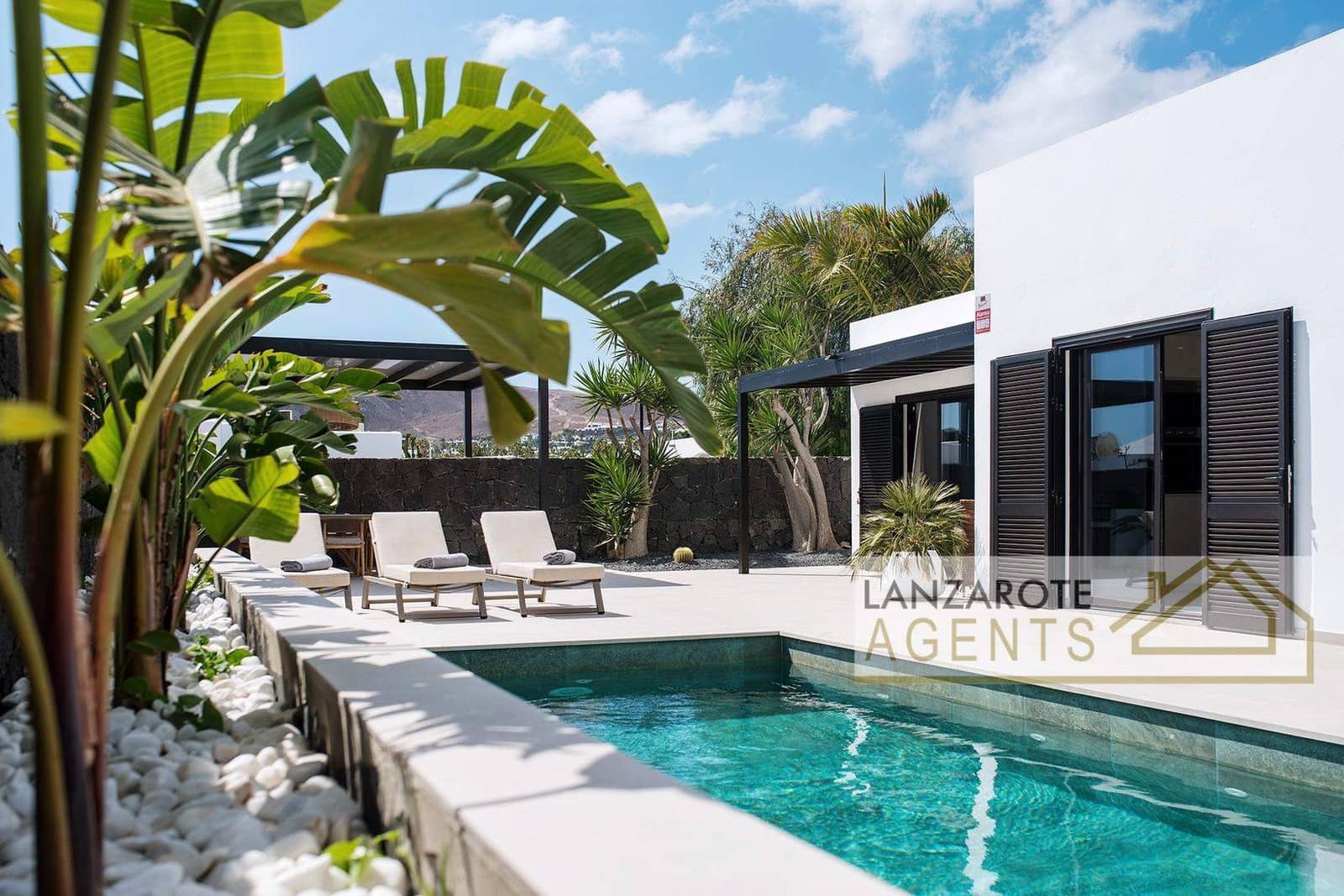 4 bedroom Villa for sale in Playa Blanca with pool - € 250,000 (Ref: 9600009)