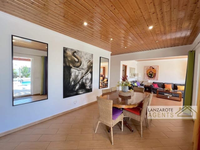 4 bedroom Villa for sale in Playa Blanca, Yaiza - € 545,000 (Ref: 9610211)