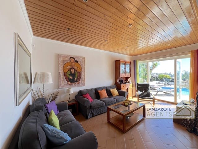 4 bedroom Villa for sale in Playa Blanca, Yaiza - € 545,000 (Ref: 9610211)