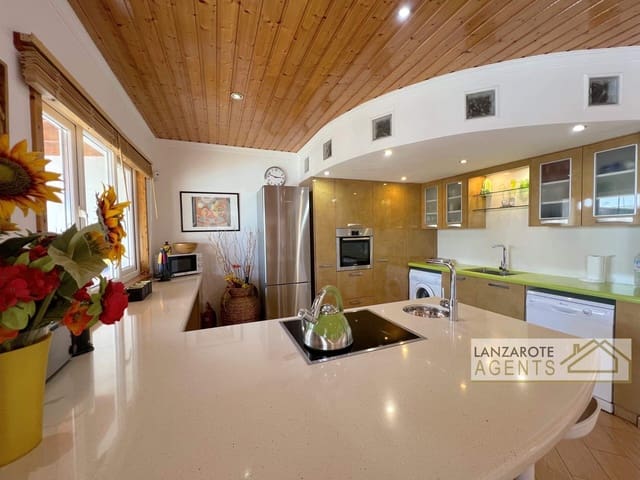 4 bedroom Villa for sale in Playa Blanca, Yaiza - € 545,000 (Ref: 9610211)