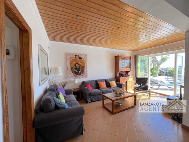 4 bedroom Villa for sale in Playa Blanca, Yaiza - € 545,000 (Ref: 9610211)
