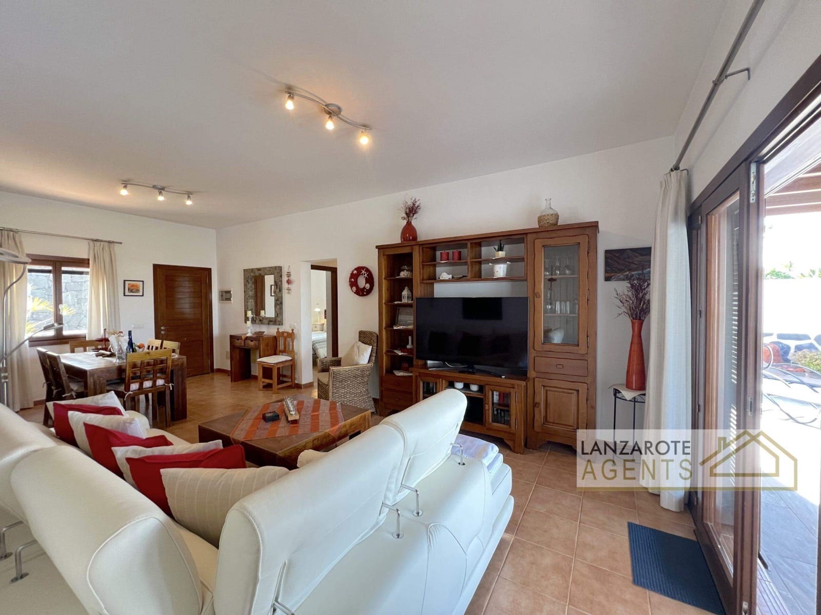 3 bedroom Villa for sale in Playa Blanca with pool - € 450,000 (Ref: 9610212)
