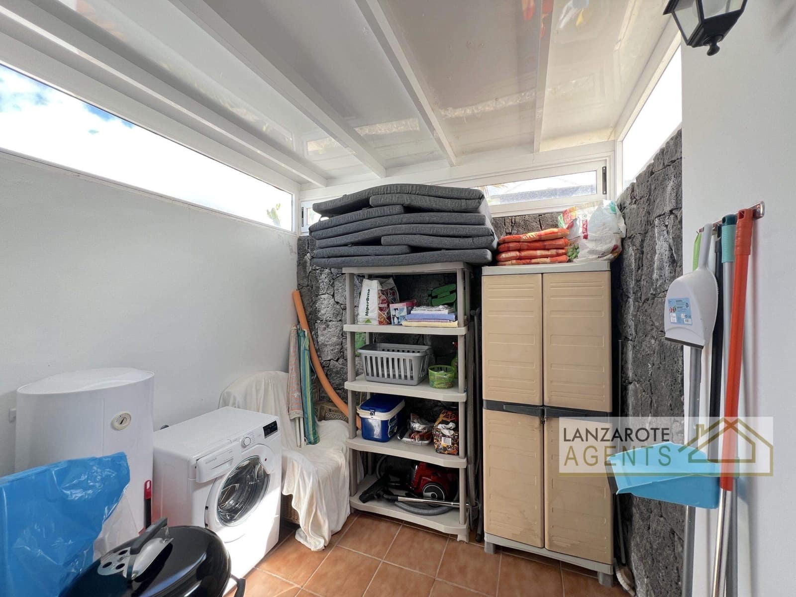 3 bedroom Villa for sale in Playa Blanca with pool - € 450,000 (Ref: 9610212)