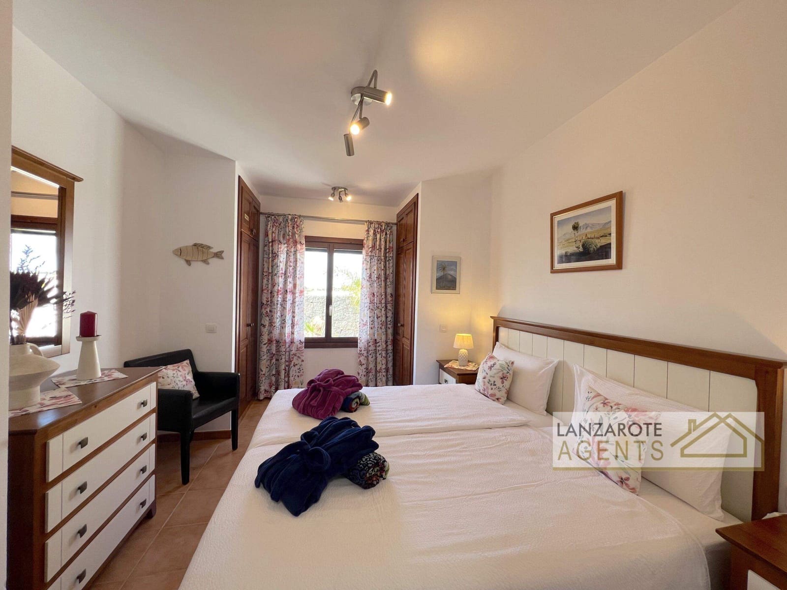 3 bedroom Villa for sale in Playa Blanca with pool - € 450,000 (Ref: 9610212)