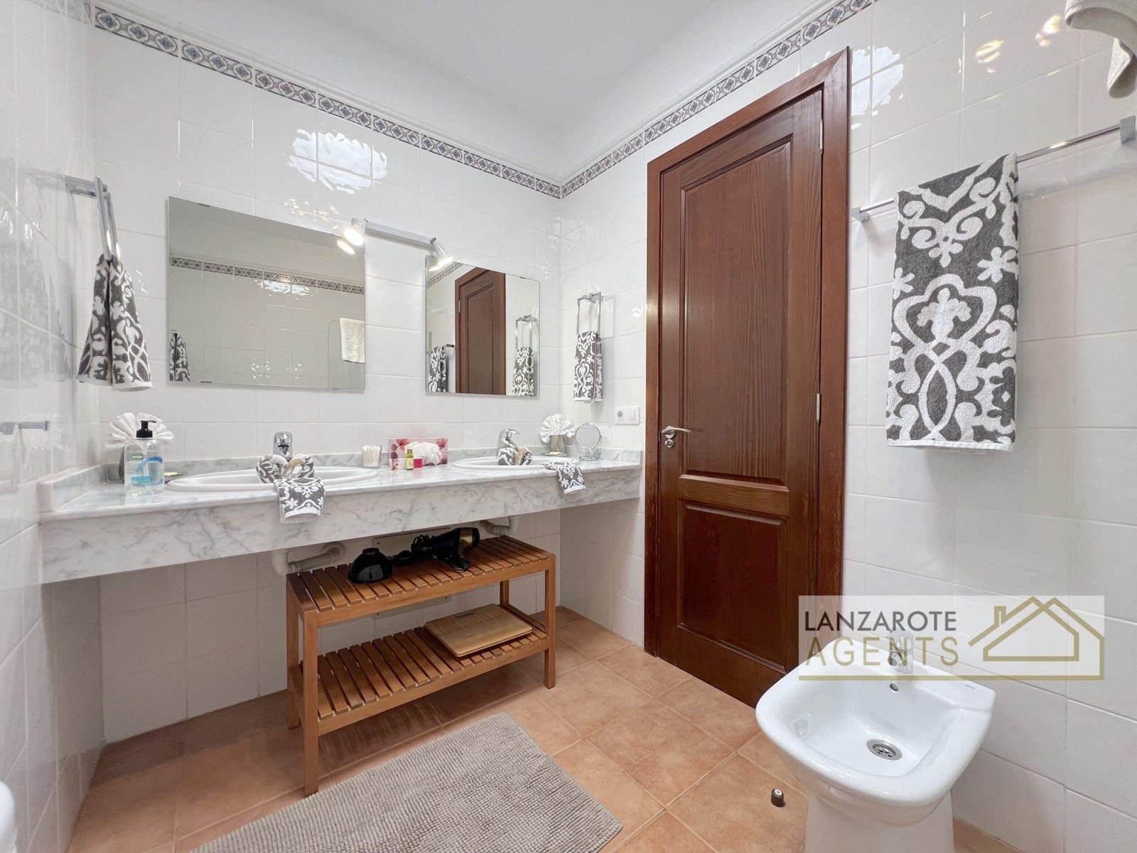 3 bedroom Villa for sale in Playa Blanca with pool - € 450,000 (Ref: 9610212)