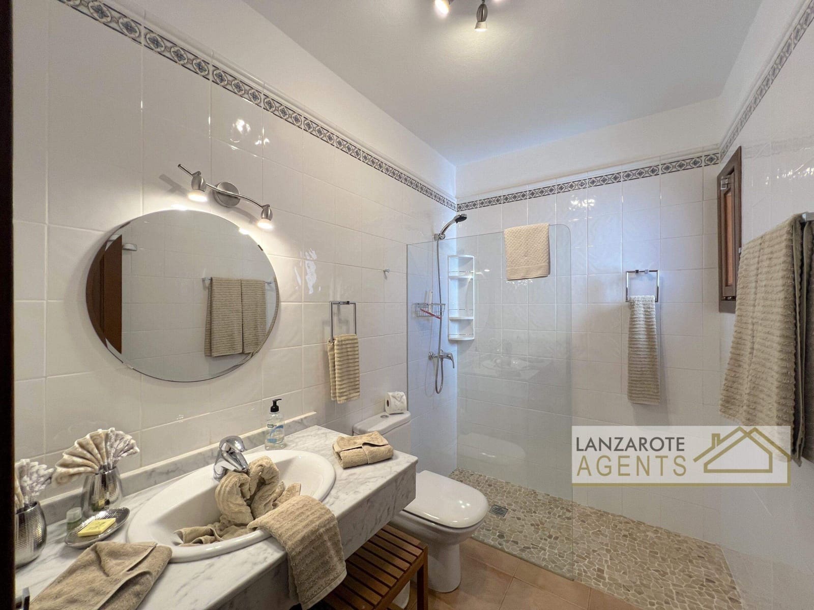 3 bedroom Villa for sale in Playa Blanca with pool - € 450,000 (Ref: 9610212)