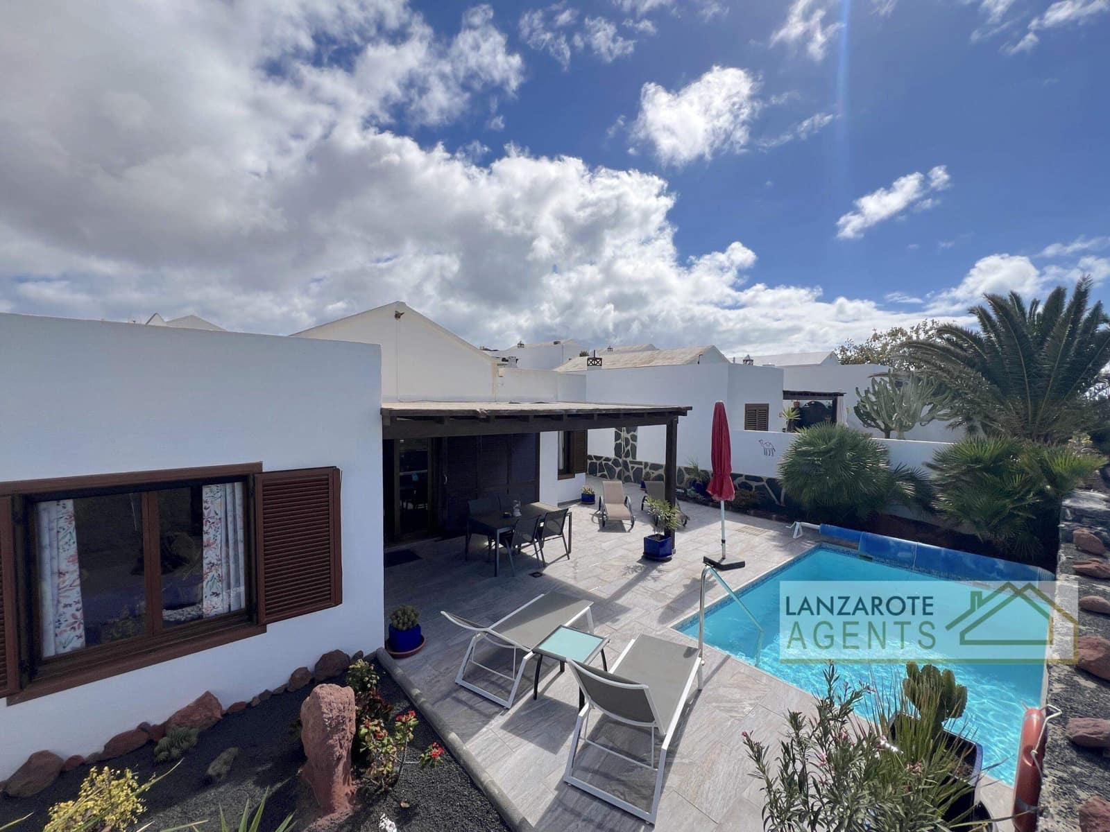 3 bedroom Villa for sale in Playa Blanca with pool - € 450,000 (Ref: 9610212)