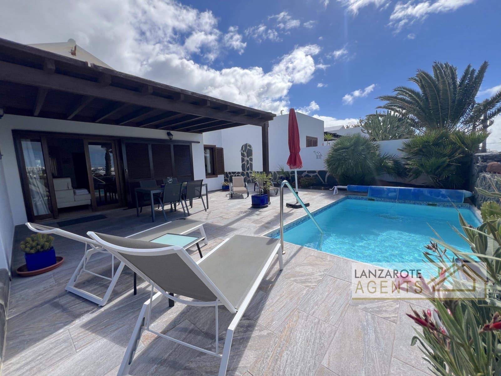 3 bedroom Villa for sale in Playa Blanca with pool - € 450,000 (Ref: 9610212)