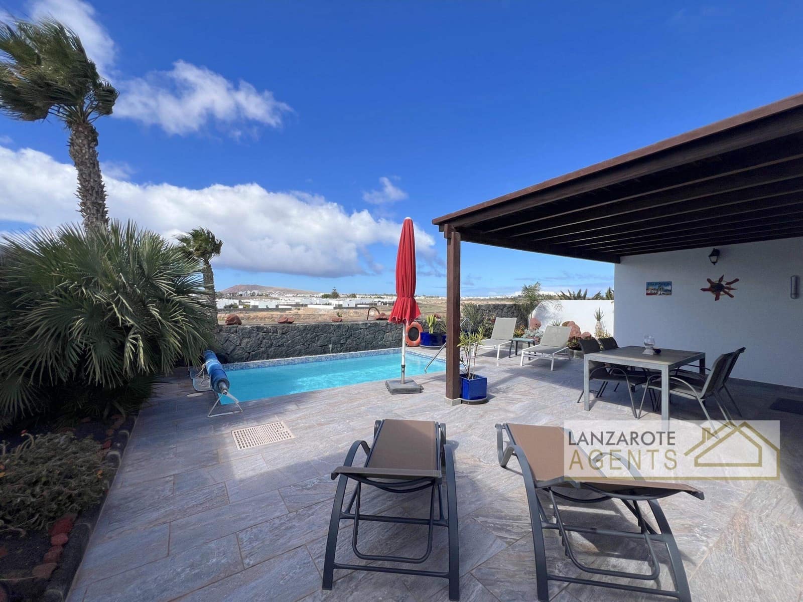 3 bedroom Villa for sale in Playa Blanca with pool - € 450,000 (Ref: 9610212)