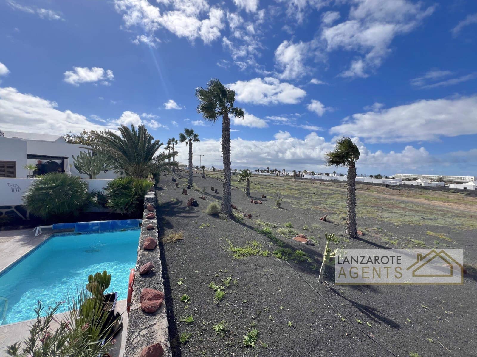 3 bedroom Villa for sale in Playa Blanca with pool - € 450,000 (Ref: 9610212)