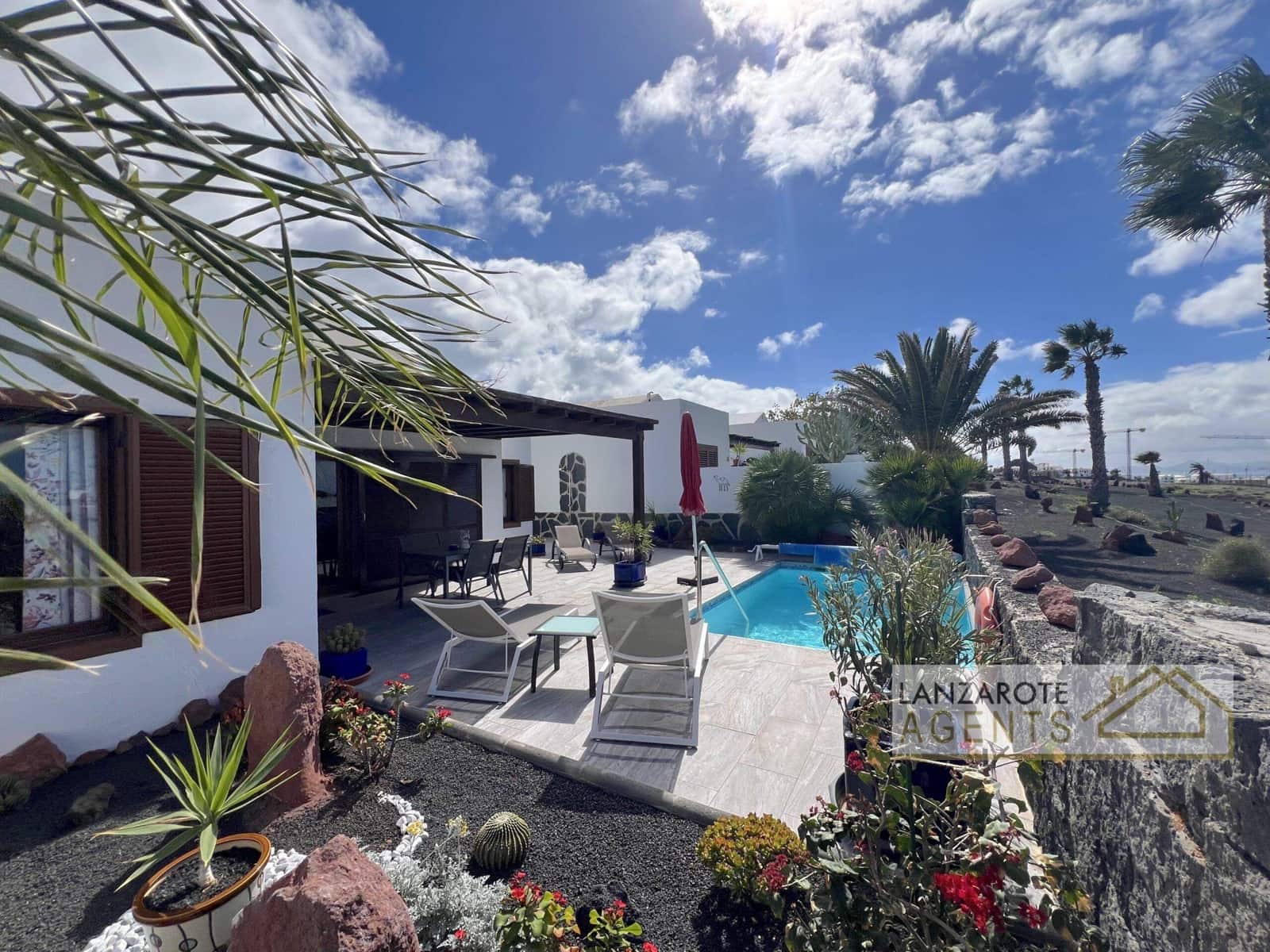 3 bedroom Villa for sale in Playa Blanca with pool - € 450,000 (Ref: 9610212)