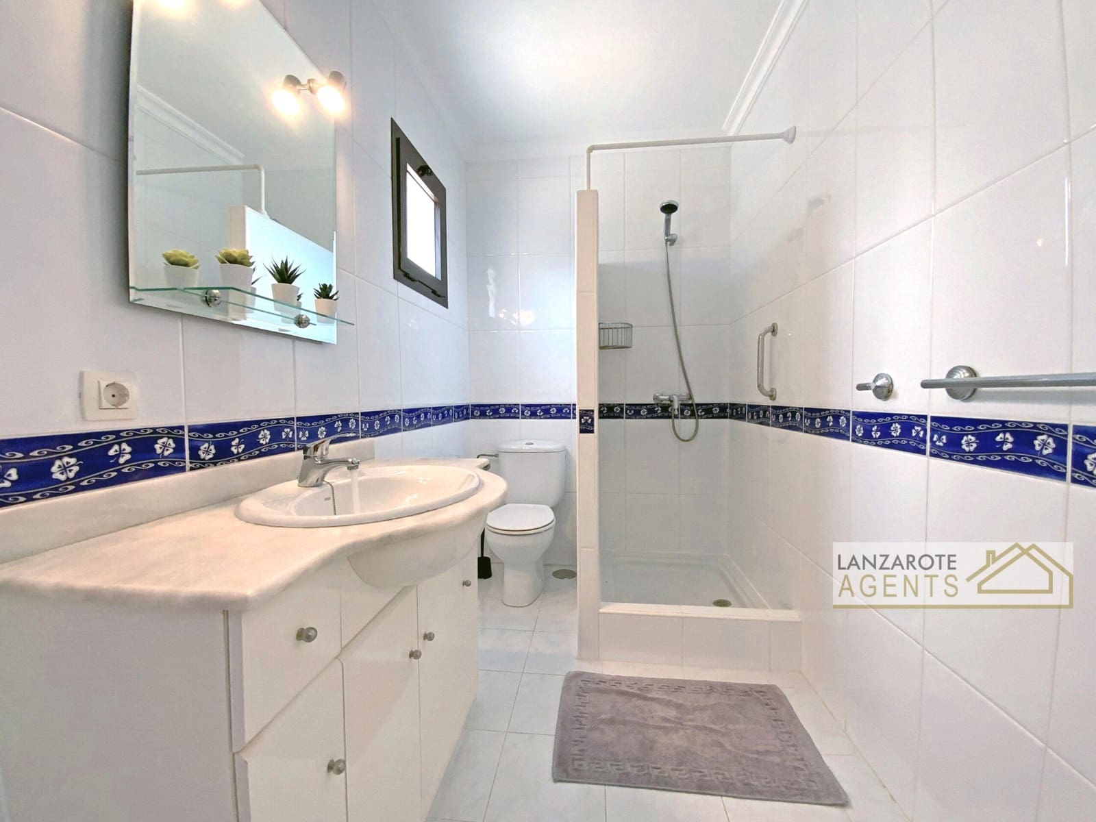 3 bedroom Villa for sale in Playa Blanca with pool - € 449,000 (Ref: 9627997)