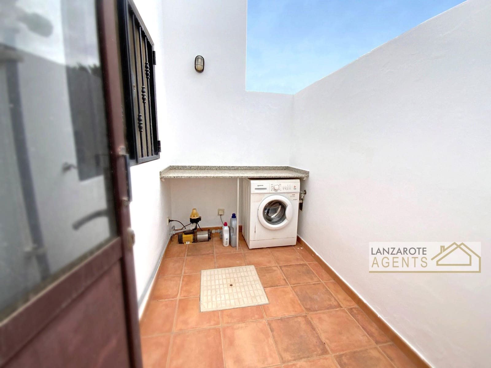 3 bedroom Villa for sale in Playa Blanca with pool - € 449,000 (Ref: 9627997)