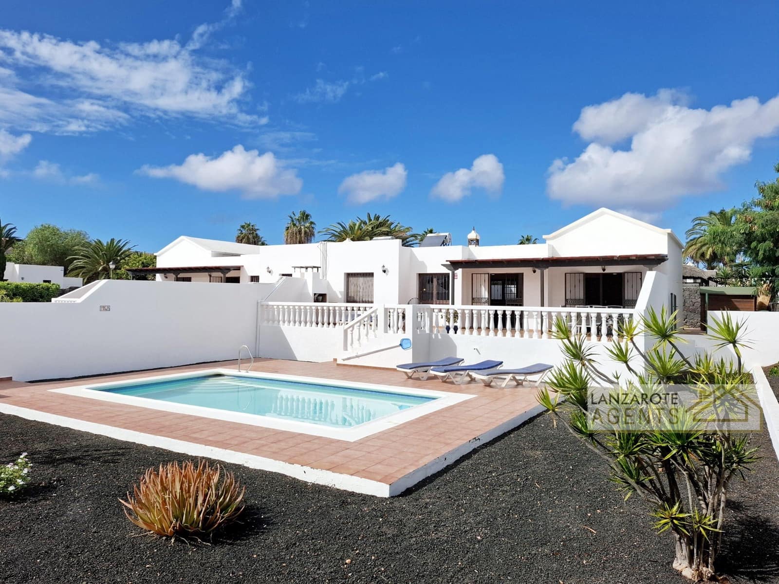3 bedroom Villa for sale in Playa Blanca with pool - € 449,000 (Ref: 9627997)