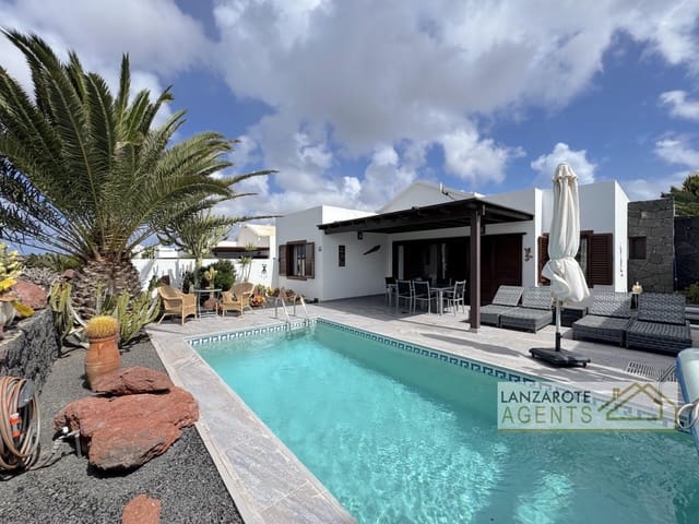 3 slaapkamer Villa te koop in Playa Blanca, Yaiza met zwembad - € 499.000 (Ref: 9652395)