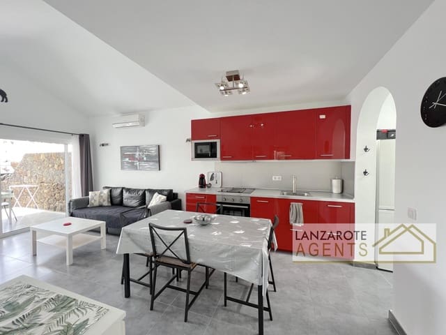 2 slaapkamer Bungalow te koop in Playa Blanca, Yaiza met zwembad - € 220.000 (Ref: 9656493)