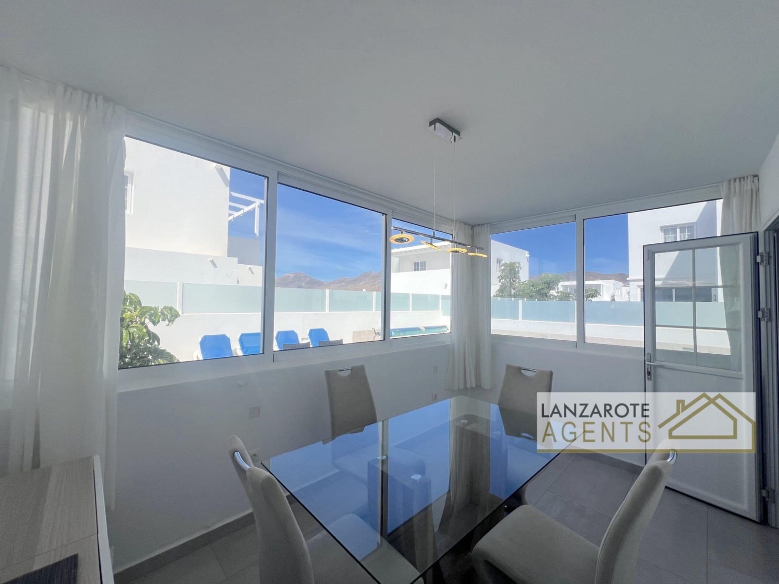 2 bedroom Villa for sale in Playa Blanca - € 475,000 (Ref: 9720320)