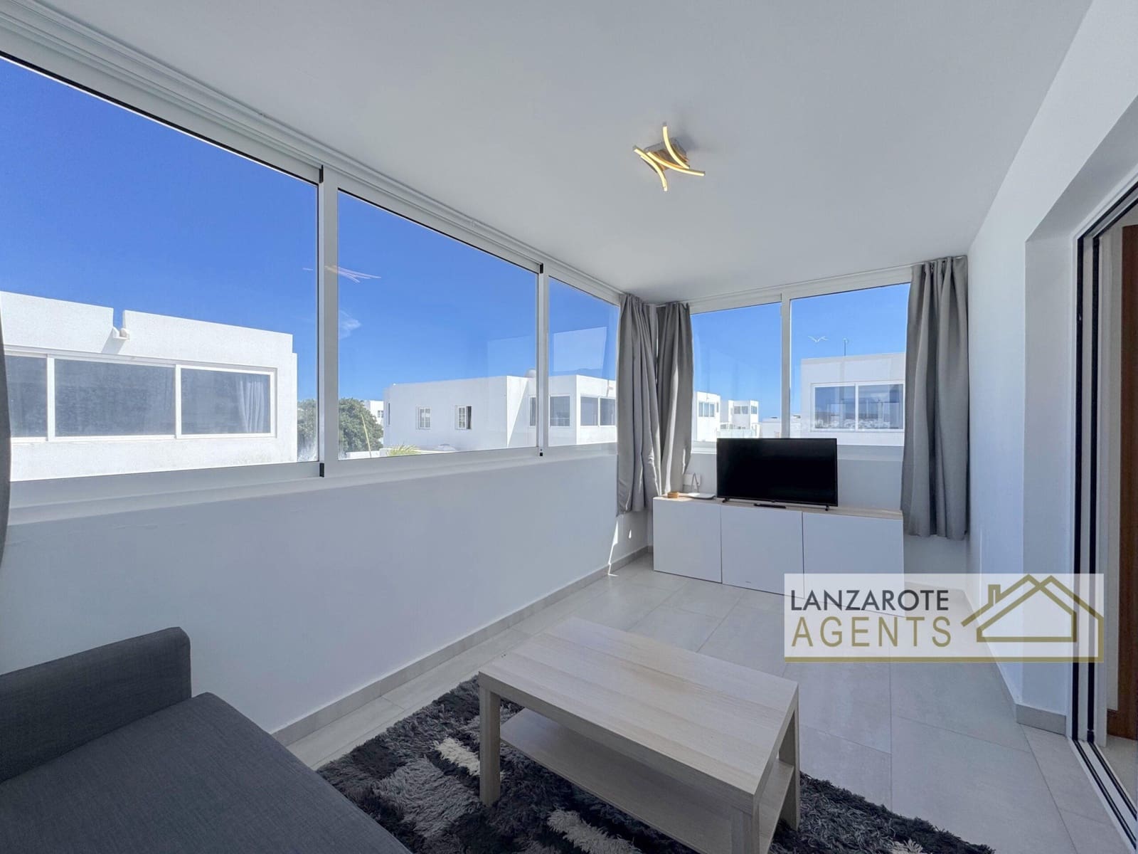 2 bedroom Villa for sale in Playa Blanca - € 475,000 (Ref: 9720320)