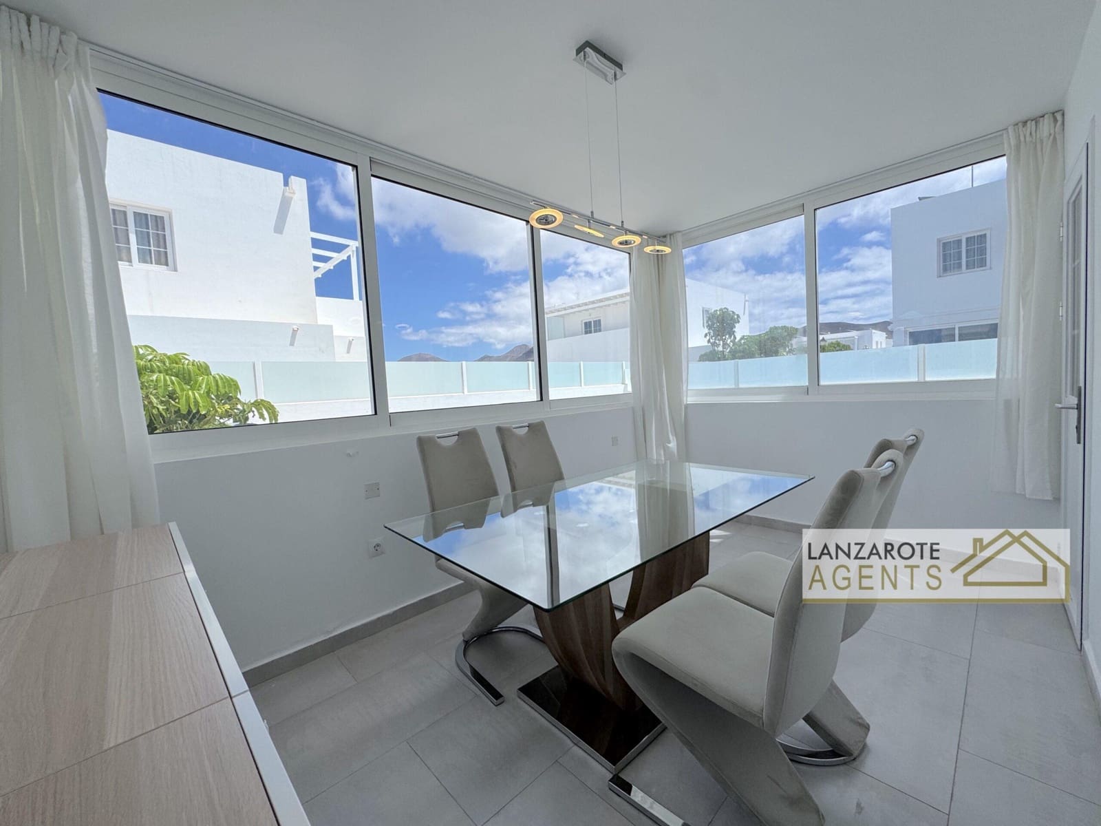 2 bedroom Villa for sale in Playa Blanca - € 475,000 (Ref: 9720320)