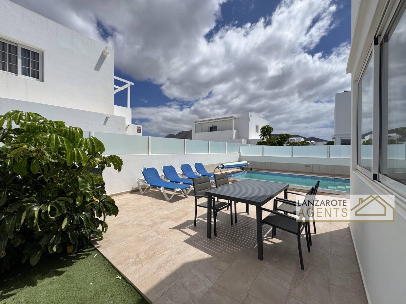 2 bedroom Villa for sale in Playa Blanca - € 475,000 (Ref: 9720320)