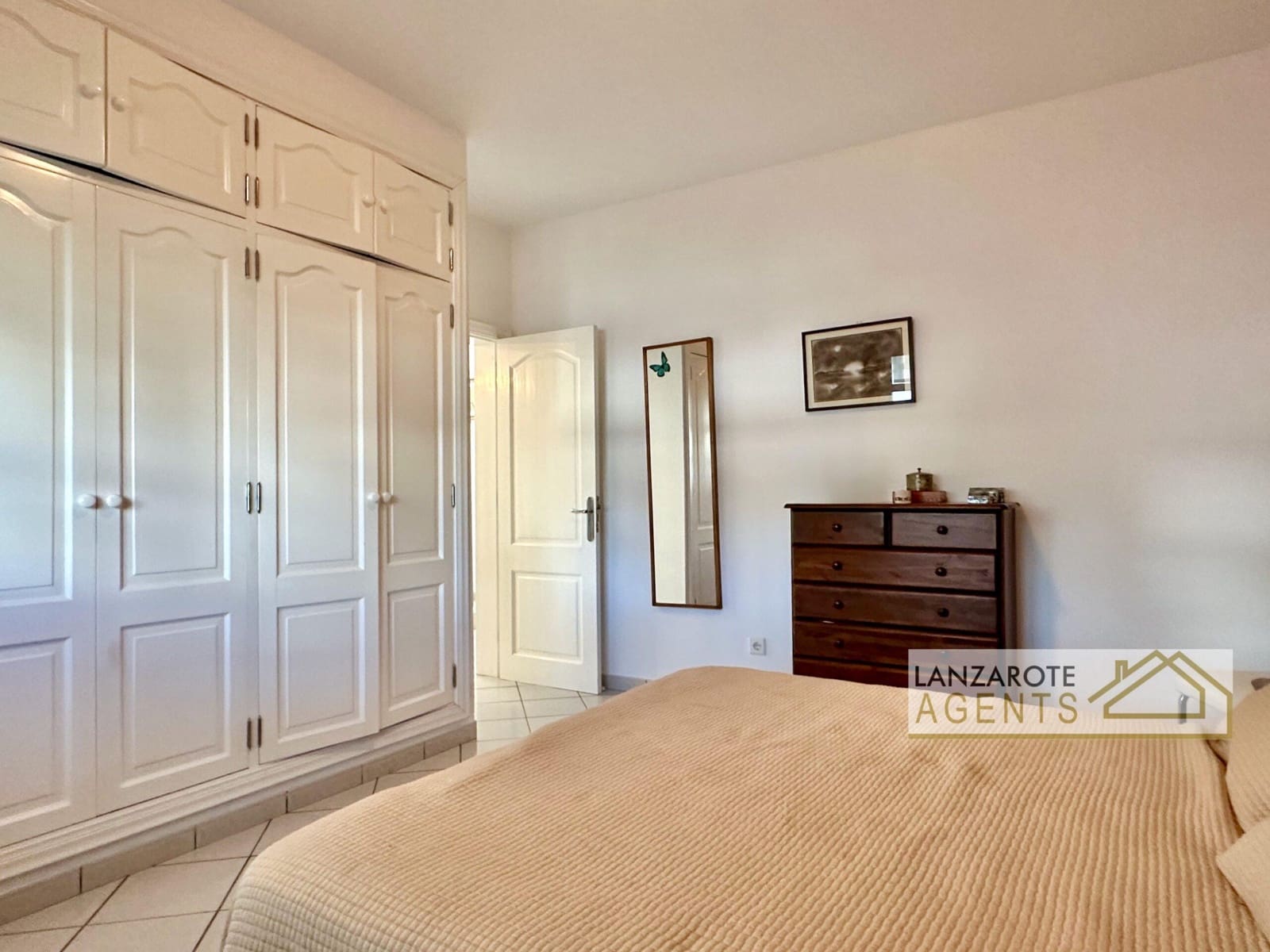 3 bedroom Villa for sale in Yaiza - € 580,000 (Ref: 9736163)