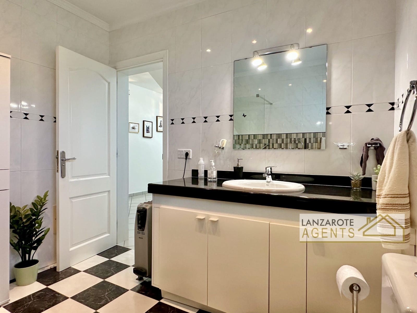 3 bedroom Villa for sale in Yaiza - € 580,000 (Ref: 9736163)