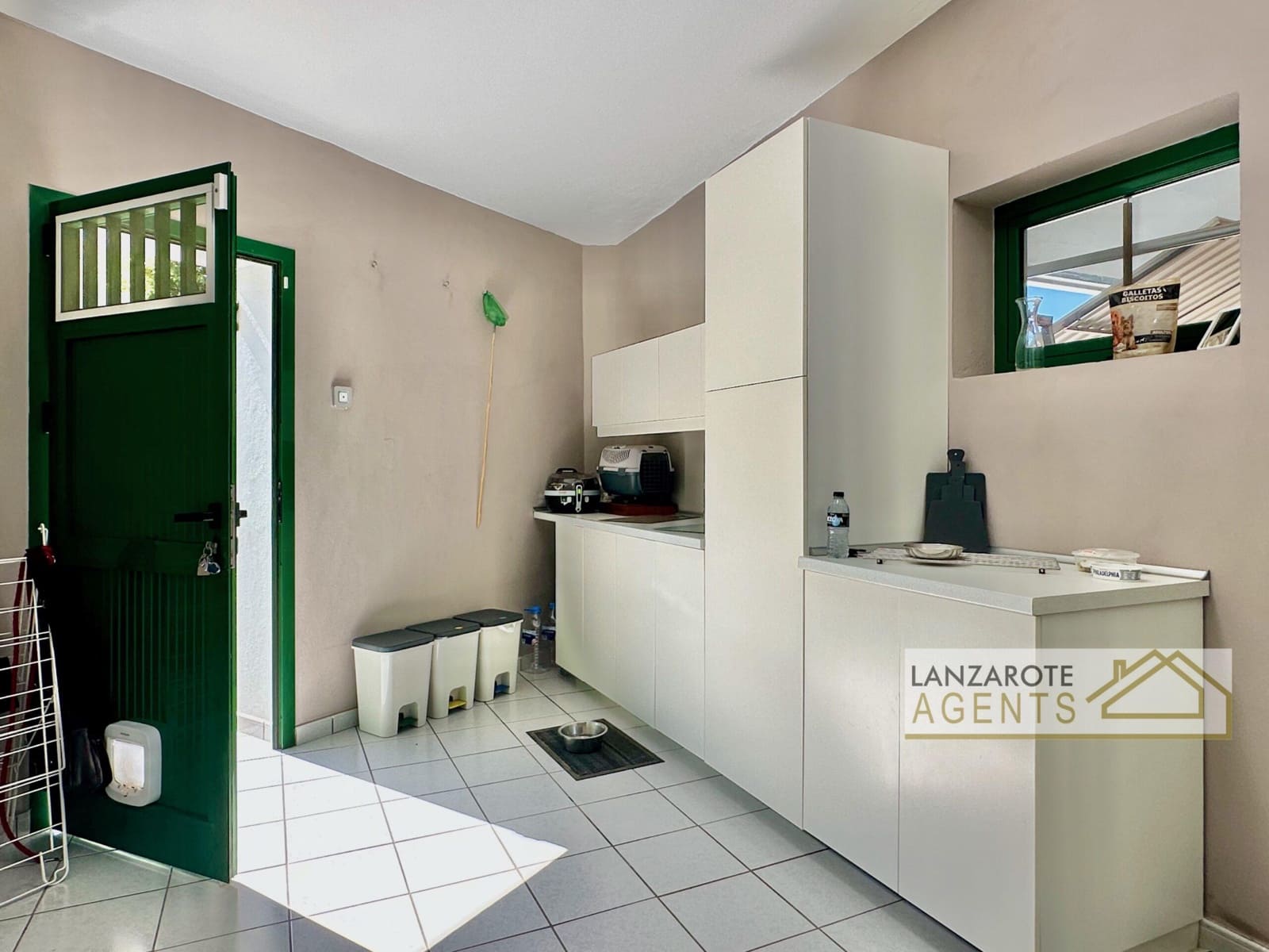 3 bedroom Villa for sale in Yaiza - € 580,000 (Ref: 9736163)