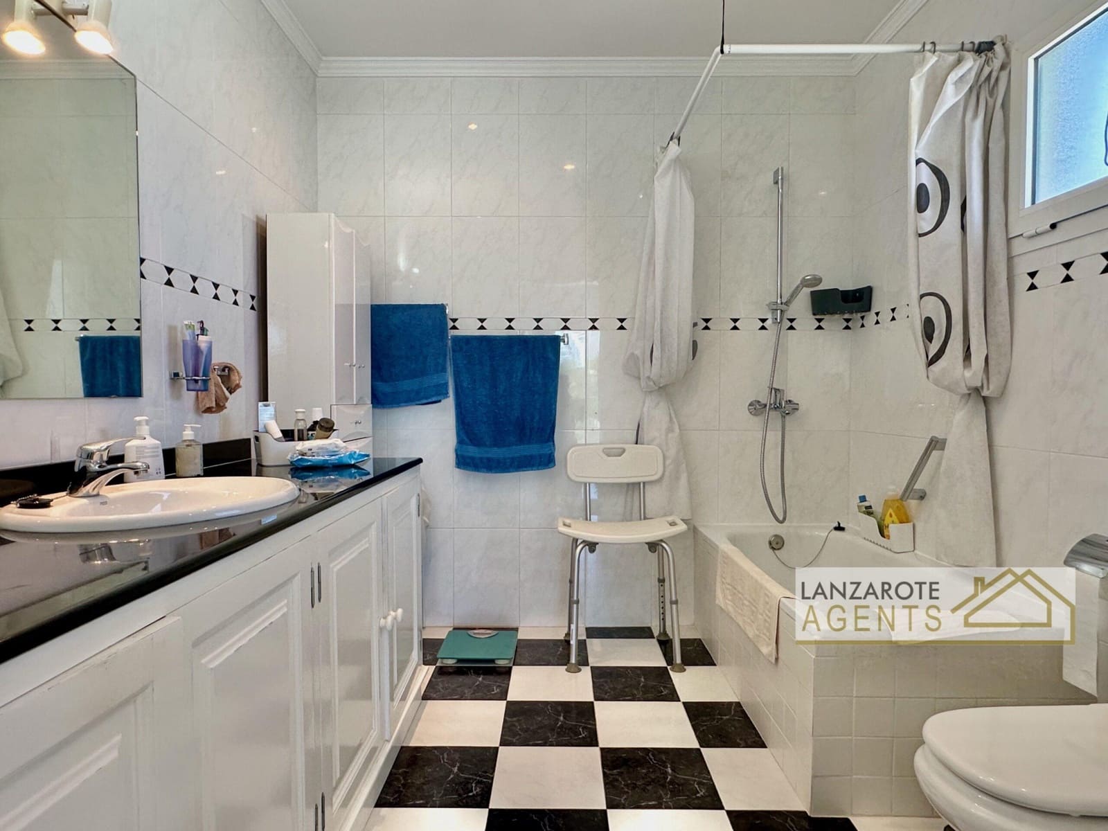 3 bedroom Villa for sale in Yaiza - € 580,000 (Ref: 9736163)