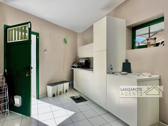 3 bedroom Villa for sale in Yaiza - € 580,000 (Ref: 9736163)