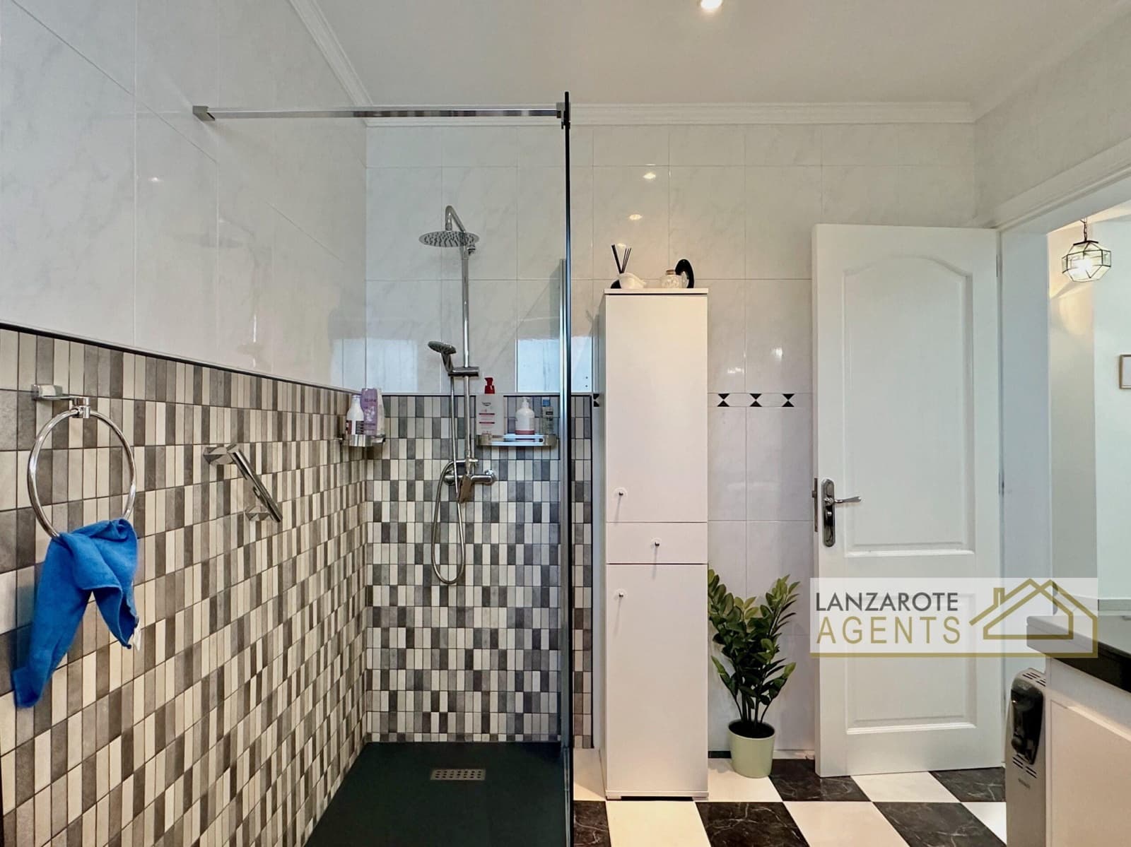 3 bedroom Villa for sale in Yaiza - € 580,000 (Ref: 9736163)