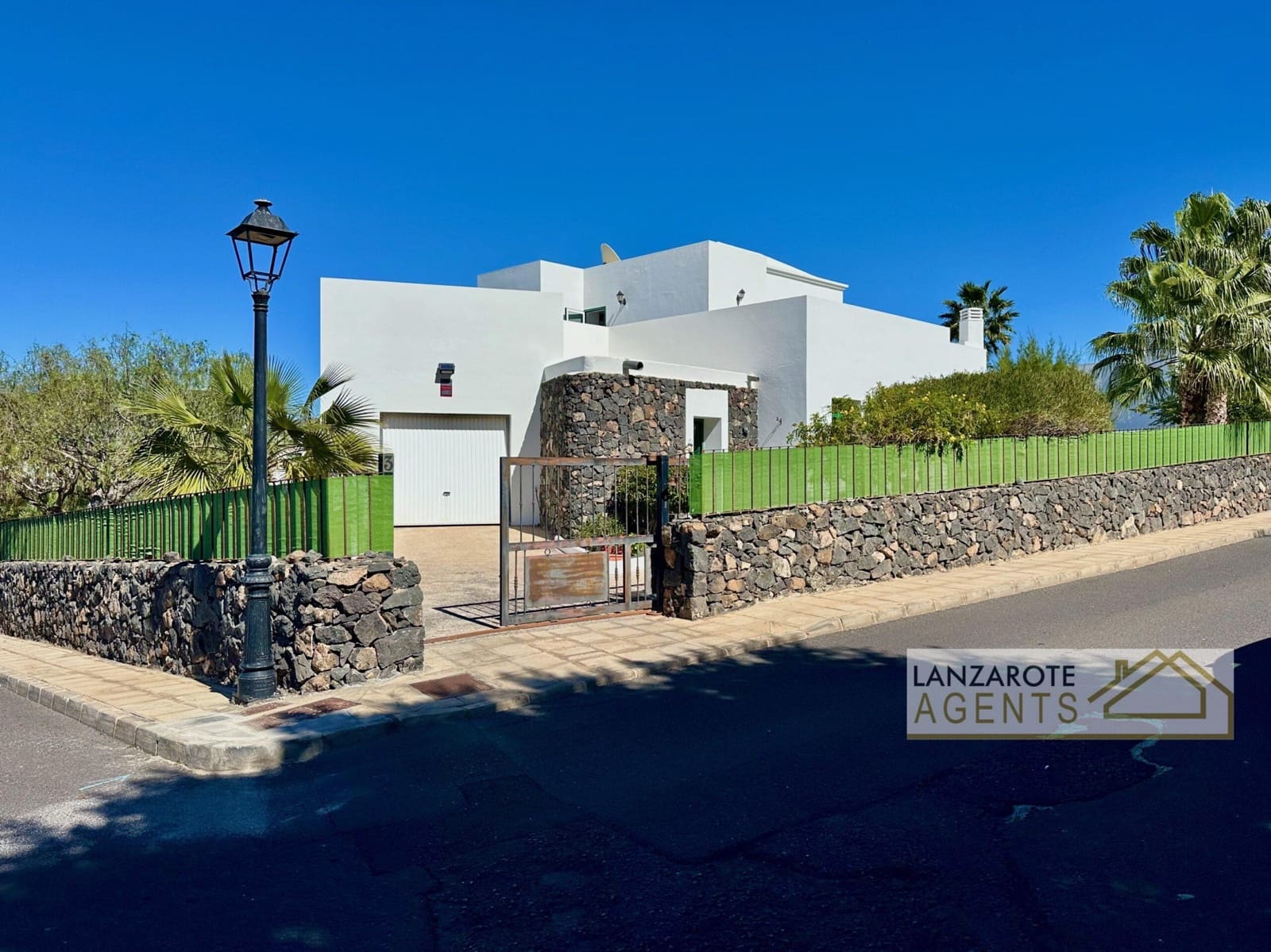 3 bedroom Villa for sale in Yaiza - € 580,000 (Ref: 9736163)