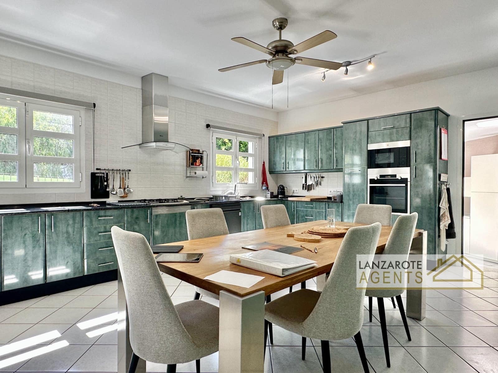 3 bedroom Villa for sale in Yaiza - € 580,000 (Ref: 9736163)