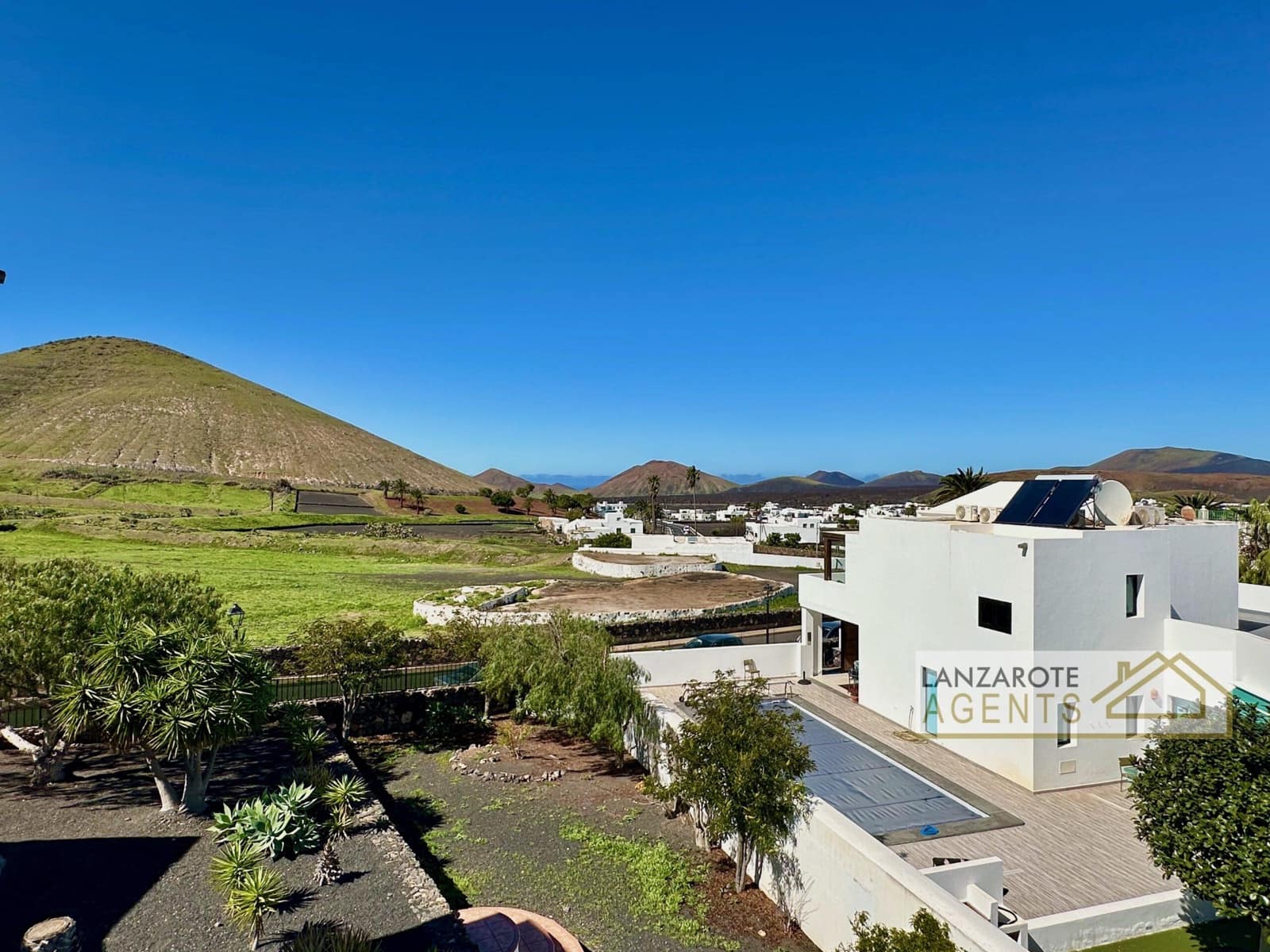 3 bedroom Villa for sale in Yaiza - € 580,000 (Ref: 9736163)