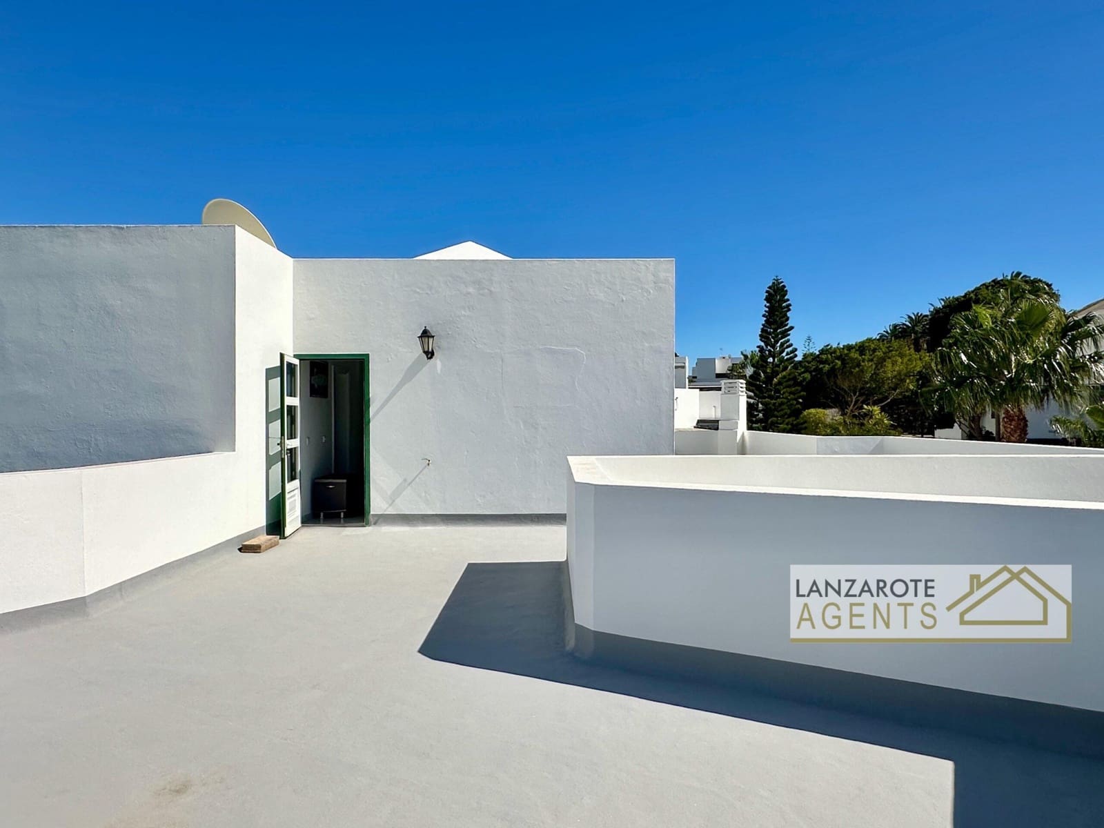 3 bedroom Villa for sale in Yaiza - € 580,000 (Ref: 9736163)