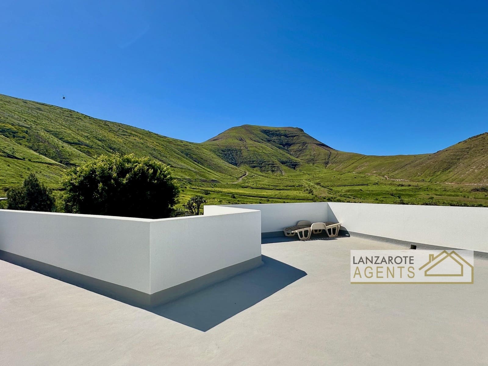 3 bedroom Villa for sale in Yaiza - € 580,000 (Ref: 9736163)