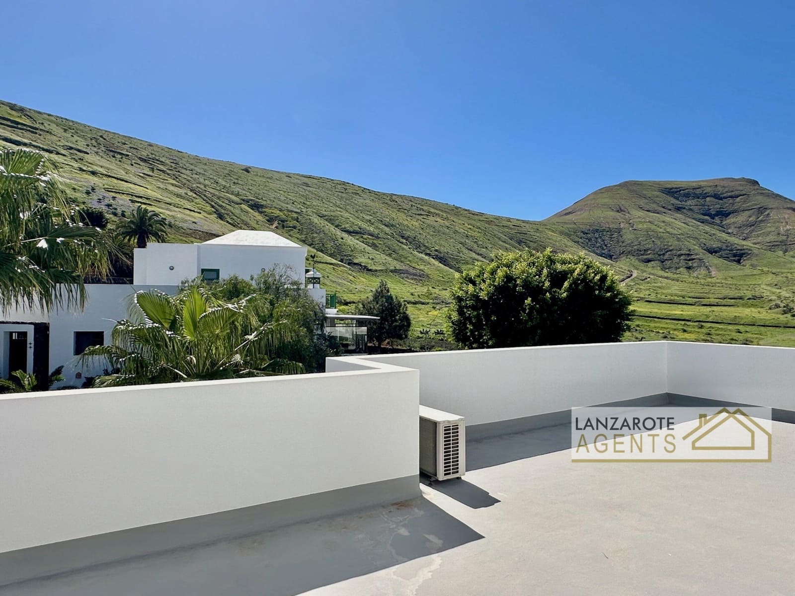 3 bedroom Villa for sale in Yaiza - € 580,000 (Ref: 9736163)